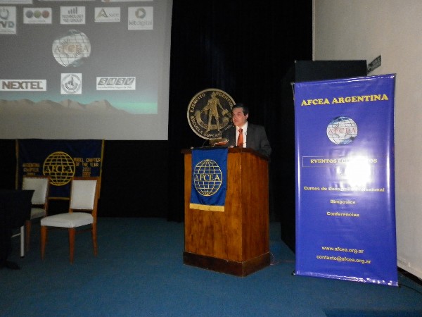 Luis Valle welcomes attendees to the chapter's professional development course in August on audiovisual content platforms.