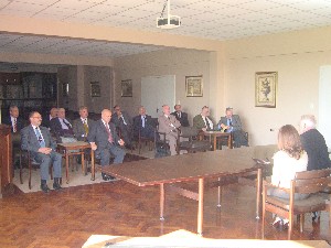 Lt. Gen. John A. Dubia, USA (Ret.), executive vice president of AFCEA International, meets with the chapter board during the "Total Convergence" professional development course in April.