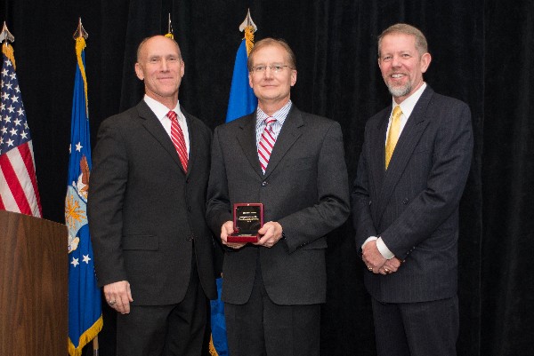 During the January luncheon, Vazquez (l) joins Hardiman (r) in congratulating Steve Wert, Program Executive Office for Battle Management, on his receiving the AFCEA International Distinguished Award for Engineering.