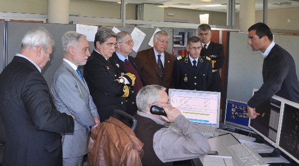 Vice Adm. Jose Montenegro, PON (3rd from l), Portuguese Fleet commander, gathers with conference participants visiting the Coastal Maritime Traffic Control Centre Vessel Traffic System in Lisbon in March.