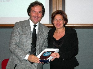 Cristiana Pagni, president of Tecnomar Consortium and Liguria's District of Sea Technologies, receives a crest from Madiai.