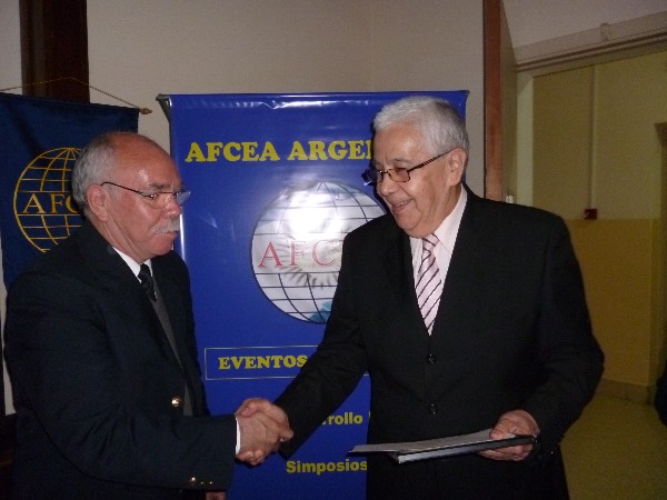 Col. Oscar Gonzalez, FAA (Ret.) (l), chapter vice president, presents a certificate to Professor Roberto Uzal, co-coordinator of the October Mobile Security course.