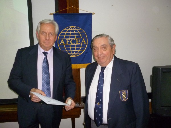 Adm. Nigoul (r) gives a certificate of recognition to Ricardo Hum, INVAP company director, in appreciation of his speech at the September conference.