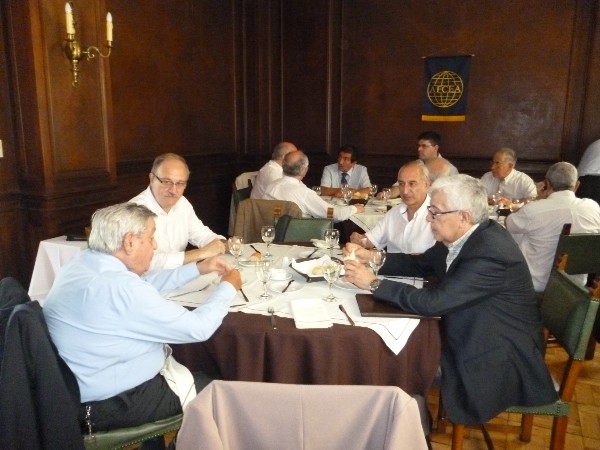 Chapter members enjoy lunch during the chapter's December meeting.