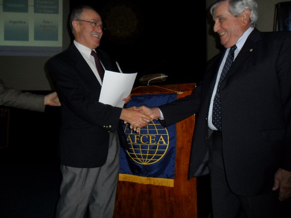 At the November conference, Rear Adm. Emilio Nigoul, ARA (Ret.) (r), chapter president, presents a certificate of recognition to Daniel Lupi, an engineer and president of the Argentina Nanotechnology Foundation.