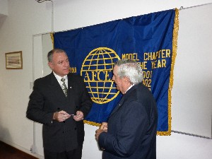 Adm. Nigoul (r) presents a check to professor Federico Olarte of the Military Lyceum “Espejo” in December.
