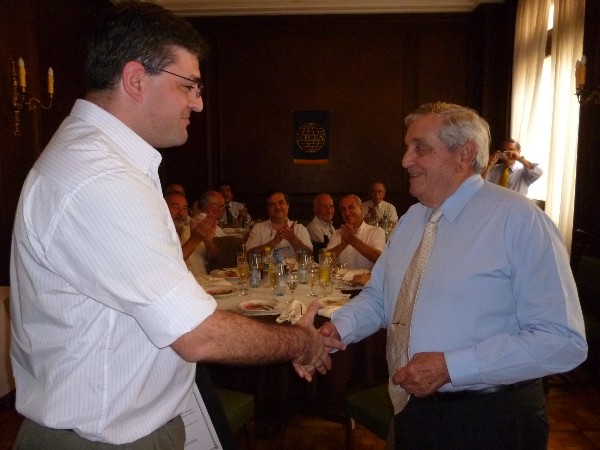 Capt. Eduardo Malvacio, EA (l), receives the AFCEA Regional Distinguished Young AFCEAN Award from Rear Adm. Emilio Nigoul, ARA (Ret.), chapter president, in December.