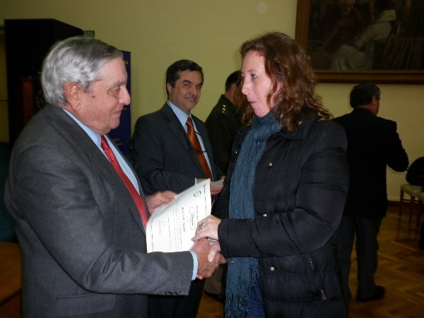 In August, Adm. Nigoul (l) presents a certificate to an attendee of the chapter's course titled, “New Audiovisual Content Platforms.”