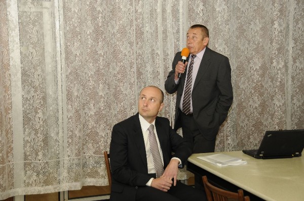 Stefan Koren (r), Czech Telecommunication Office, gives a speech at the June seminar on network security while Martin Lukáš, Weinhold Legal, looks on.
