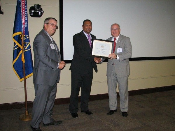 Genet (r) and Chapter President Bill Heidenreich (l) present a certificate to Sardar. 