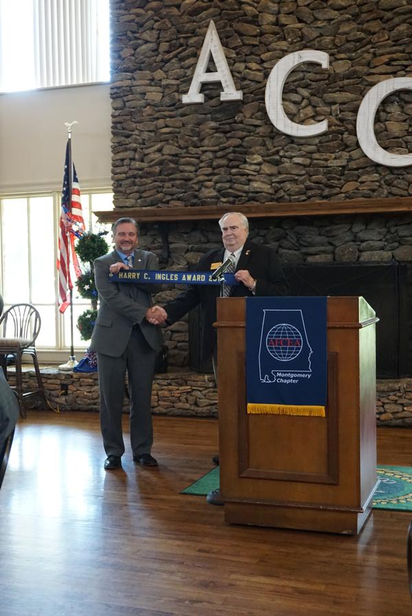 At the chapter's August luncheon, Midsouth Regional Vice President Tom Gwaltney presents Knott with the 2016 Harry C. Ingles Award banner.