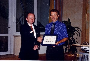 Wolfgang Zirwas (r), Nokia-Siemens-Networks, receives a certificate of appreciation from Markus Reigl, chapter president, after his speech about cooperative antennas in June.