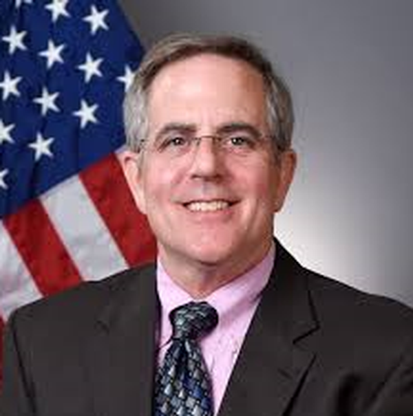 Robert L. Smith, director, Department of the Navy Small Business Innovation Research /Small Business Technology Transfer and Special Programs, speaks at the March chapter event.