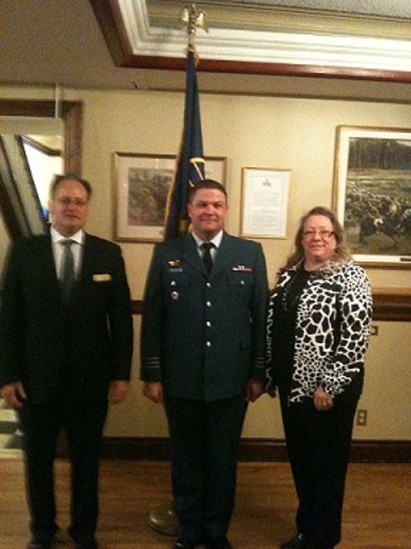 Chapter President Kelly Stewart-Belisle (r) welcomes October luncheon speaker Lt. Col. Nick Torrington-Smith, commanding officer, Department of National Defence (c), with Dave Johnson, chapter vice president of programs. 