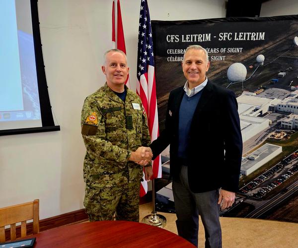 Chapter President Walter Wood (r) and Maj. Gen. Chris Zimmer, chief digital transformation/defence chief data officer, Digital Services Group, pose for a photo at the April luncheon.