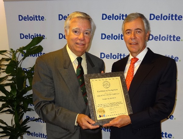 Dr. Luis Augusto Magalhaes (r), Deloitte country managing partner in Portugal, receives a corporate membership certificate from Rear Adm. Carlos Rodolfo, PRT (Ret.), chapter president, in September.