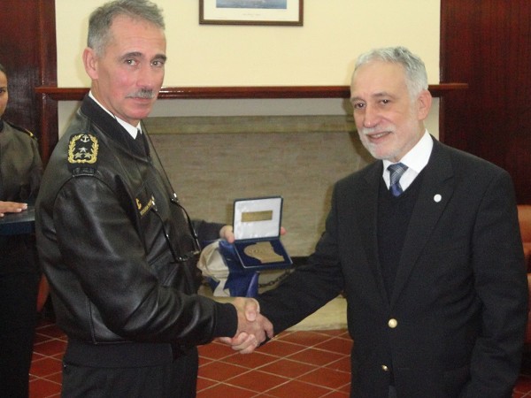 Chapter President Rear Adm. Mario Durao, PRT N (Ret.) (r), offers the AFCEA Portugal medal to Vice Adm. Luis Carlos de Sousa Pereira, PRT N, at the event in November.