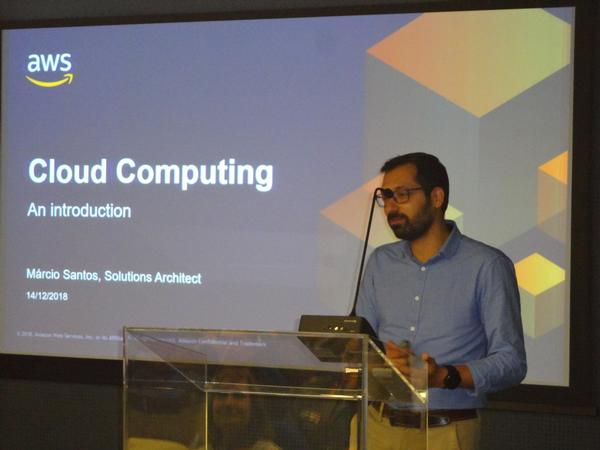 Márcio Vinicius dos Santos from Amazon Web Services presents on cloud computing at the event in December.