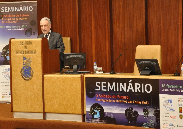 Chapter President Mýrio Carmo Durý gives the opening presentation at the February seminar.