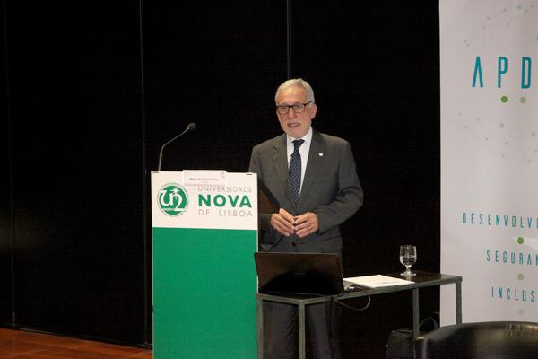 Rear Adm. Mário Durão, PRT N (Ret.), chapter president, discusses future trends on the battlefield during the January conference.