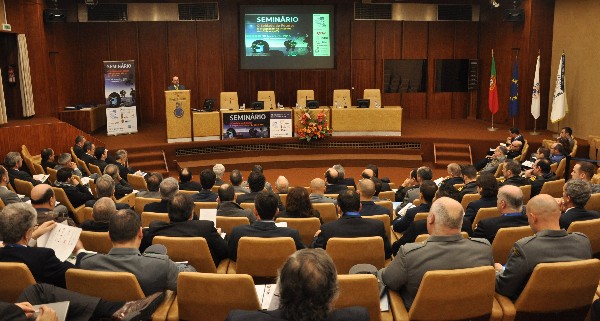 An audience of 130 listens to The Soldier of the Future: The Integration in the Internet of Things seminar in February. 