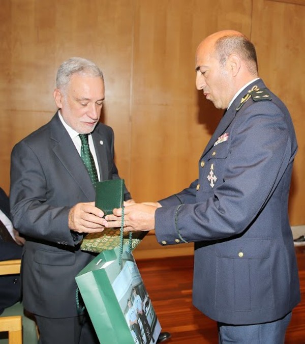 Chapter President Mario C. Durao (l) exchanges momentos with the Portuguese operational commander during the May visit in Lisbon.