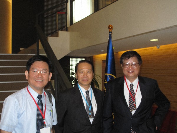 At the general membership meeting in June are (l-r) are Dr. Rong-Syh Lin, vice president of Chunghwa Telecom; Vice Adm. Weihsien Wang, chapter president; and Mu-Piao Shih, president of Chunghwa Telecom.