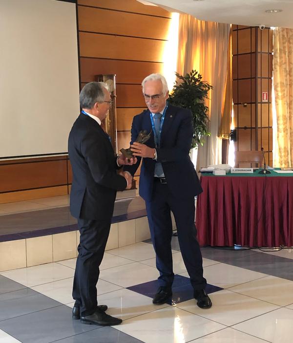 Maj. Gen. Erich Staudacher, GEAF (Ret.), general manager of AFCEA Europe (l), presents Lt. Gen. Antonio Tangorra, ITAF (Ret.), chapter president, with an award at the October event. 