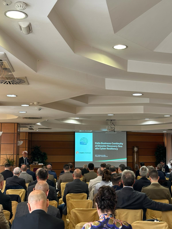 Lt. Gen. Antonio Tangorra, ITAF (Ret.), chapter president (l), introduces Lt. Col. Gianluigi Me of the Carabinieri at the April event.