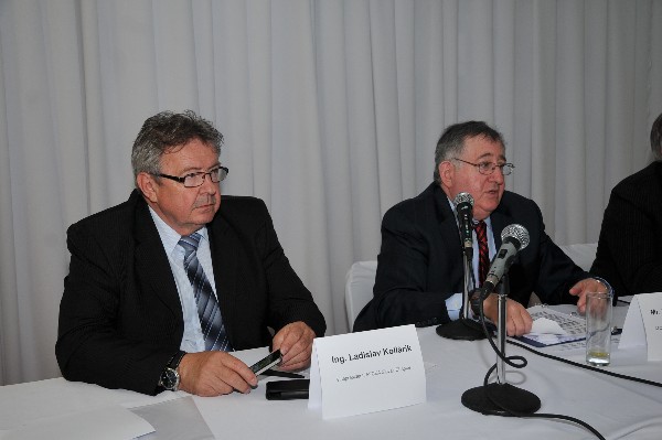 Ladislav Kollarik, chapter vice president (l) and Paul A. Schneider, former deputy secretary, U.S. Department of Homeland Security, speak during the Defence Fair-IDEB 2014 in May.