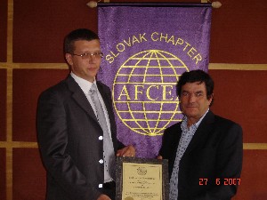 Ondrovic (r) offers a memento of thanks to new chapter corporate member Gratex International, represented by Andrej Mikus.