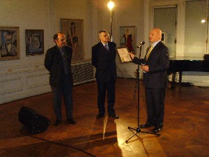 Vassil Botusharov (r), managing director of Siemens Enterprise Communications, displays his company's membership certificate after receiving it from Col. Simeon Kralikov (Ret.), chapter president (c), and Konstantin Zografov, regional vice president, at the November conference.