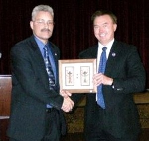 Daniel Bradford (l), deputy to the commanding general and senior technical director of the Army Network Enterprise Technology Command and 9th Army Signal Command, accepts a token of appreciation from Besselman after the keynote dinner in October.