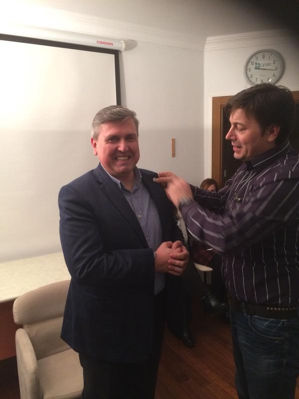 Alper Gerçek, electronics engineer for ASELSAN, a technology company that focuses primarily on the needs of the Turkish armed forces, receives a chapter pin for his interactive December presentation on digital transformation.