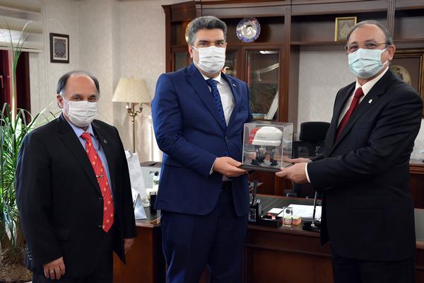 In November, HAVELSAN General Manager Mehmet Akif Nacar (c) presents an aircraft simulator mock-up to Chapter President Capt. Kamil Zafer Selcuk, TUN (Ret.) (r), and Chapter Vice President Capt. Zafer Betoner, TUN (Ret.).
