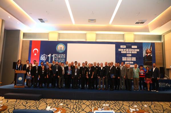 Attendees pose for a commemorative group photo with seminar supporters in November.