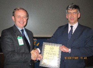 Russell Searle (l), chapter president, presents a certificate of appreciation to June guest speaker Brig. Phil Davies, British Army, integrated project team leader for the Defence Information Infrastructure Common Operating Environment, U.K. Ministry of Defence.