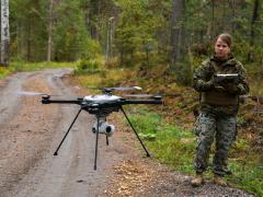U.S. Marine Corps Sgt. Danielle Grimshaw, an intelligence analyst, employs an R80D Skyraider unmanned aerial system during exercise Archipelago Endeavor 22 on Berga Naval Base, Sweden, Sept. 20, 2022. Photo: 1st Lt. William Reckley, U.S. Marine Corps.