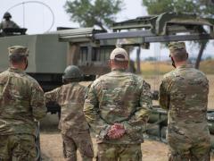 Gen. Daniel Hokanson (r), USA, chief, National Guard Bureau, speaks with soldiers from the 2nd Battalion, 300th Field Artillery Regiment, at Camp Guernsey Joint Training Center, Guernsey, Wyoming, in August 2021. Armed with a new chief data officer, Martin Akerman, the guard aims to unite its data from all of its components to better support its warfighters and decision-making. Credit: U.S. Army National Guard photo by Sgt. Kristina Kranz