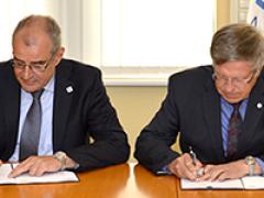 General managers of the NATO Communications and Information (NCI) Agency and AFCEA Europe, Maj. Gen. Koen Gijsbers (Ret.), l, and Maj. Gen. Klaus-Peter Treche, DEUAF (Ret.), sign a renewed Strategic Cooperation Arrangement for another three years.