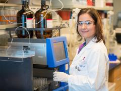 A researcher from the American Chemical Society—an NSF INCLUDES award recipient—works at St. Jude’s Research Hospital. The society received a $400,000 alliance award. Credit: Biomedical Communications–St. Jude’s Research Hospital