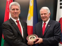 As the top graduate of iCollege’s Advanced Management Program, the FBI’s David Lubinsky (l) receives an AFCEA award from Gen. Dubia.