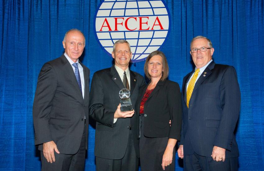  Rick Lipsey wins the 2021 Rockwell AFCEAN of the Year Award. Pictured are (l-r) Lt. Gen. Bill Bender, former chairman of the board of AFCEA International; Rick Lipsey; Cheryl Lipsey; and Lt. Gen. Bob Shea, former CEO of AFCEA International.
