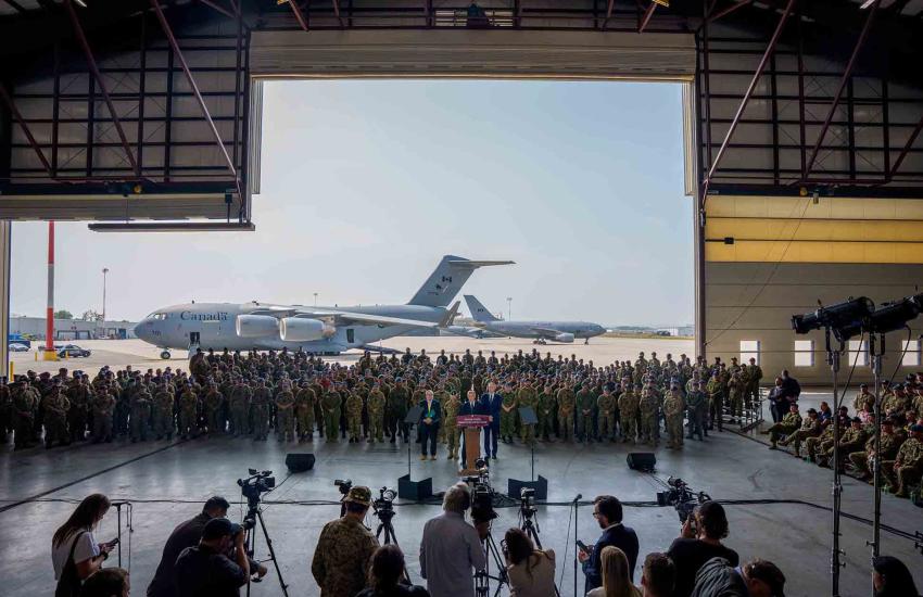Prime Minister Mark Carney speaks to Canadian Armed Forces personnel. Credit: Lars Hagberg, The Office of the Prime Minister 