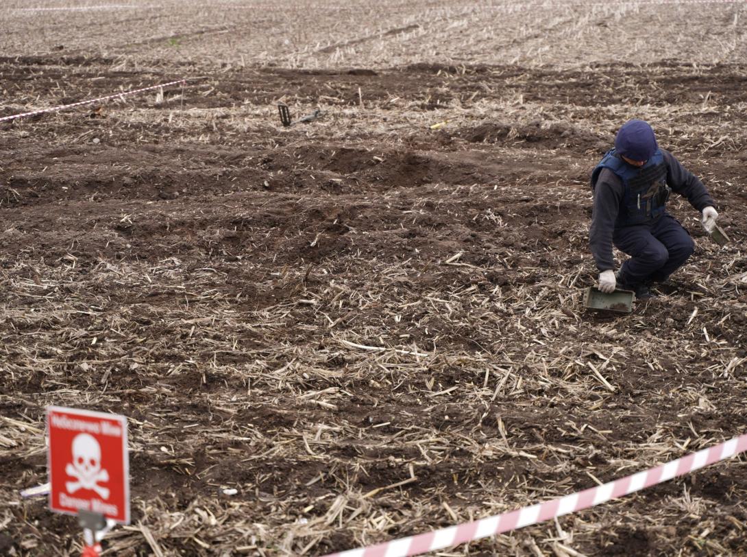 A warning sign in Ukrainian and English marks a land mine-contaminated area. Credit: neznamov1984-stock.adobe.com
