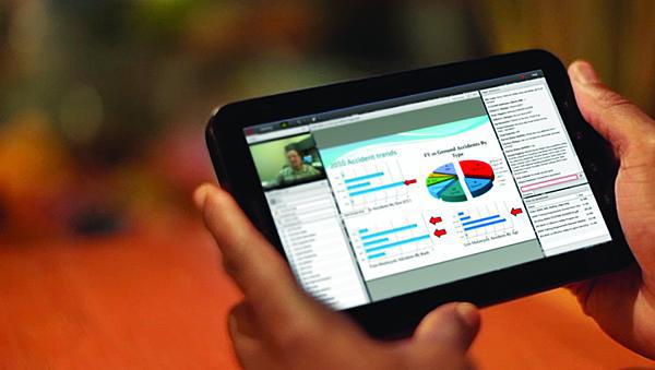 Online meeting attendees using a collaboration tool can see presentations, a list of other attendees and attendee chats.