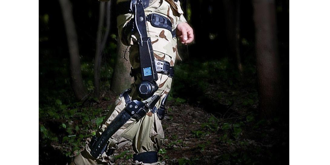 The FORTIS K-SRD supports warfighters’ legs and boosts knee capacity, enabling them to travel longer distances while carrying heavy equipment.