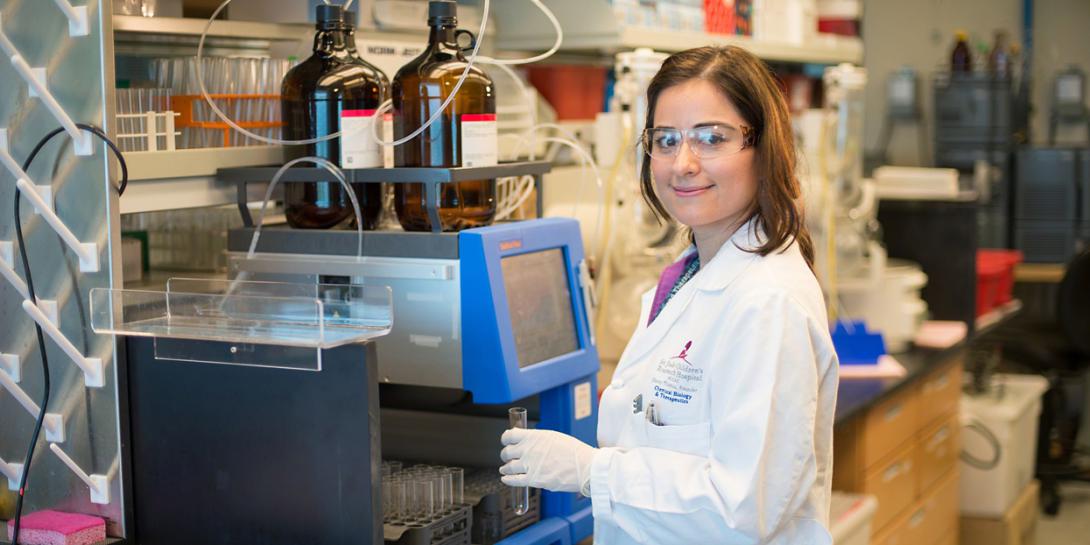 A researcher from the American Chemical Society—an NSF INCLUDES award recipient—works at St. Jude’s Research Hospital. The society received a $400,000 alliance award. Credit: Biomedical Communications­–St. Jude’s Research Hospital