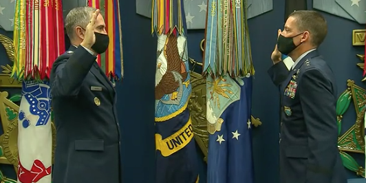 The vice chairman of the Joint Chiefs of Staff, Gen. John Hyten, USAF (l), promotes Robert Skinner, USAF (r), to lieutenant general in advanced of Skinner’s move to lead the Defense Information Systems Agency and commander, Joint Force Headquarters Department of Defense Information Networks.