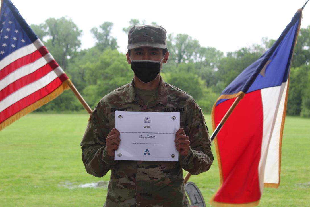 Cadet Ian Gillett, USA, University of Texas at Arlington, receives an AFCEA ROTC Honor Award.